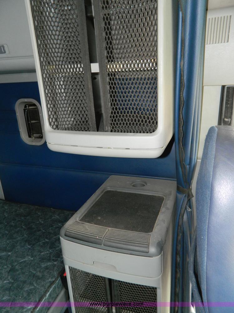 image for item H2259 2004 Freightliner Columbia semi truck