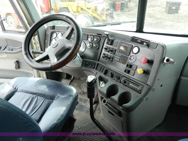 image for item H2259 2004 Freightliner Columbia semi truck