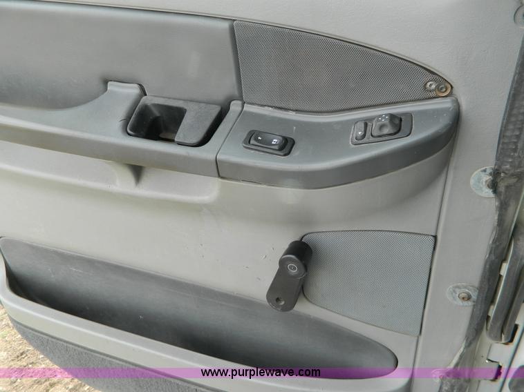 image for item H2259 2004 Freightliner Columbia semi truck