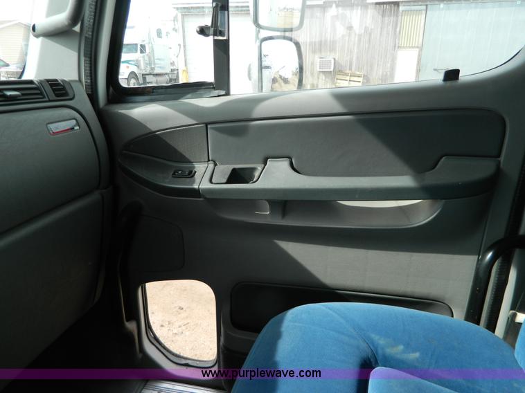 image for item H2259 2004 Freightliner Columbia semi truck