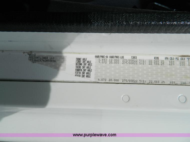 image for item H2259 2004 Freightliner Columbia semi truck