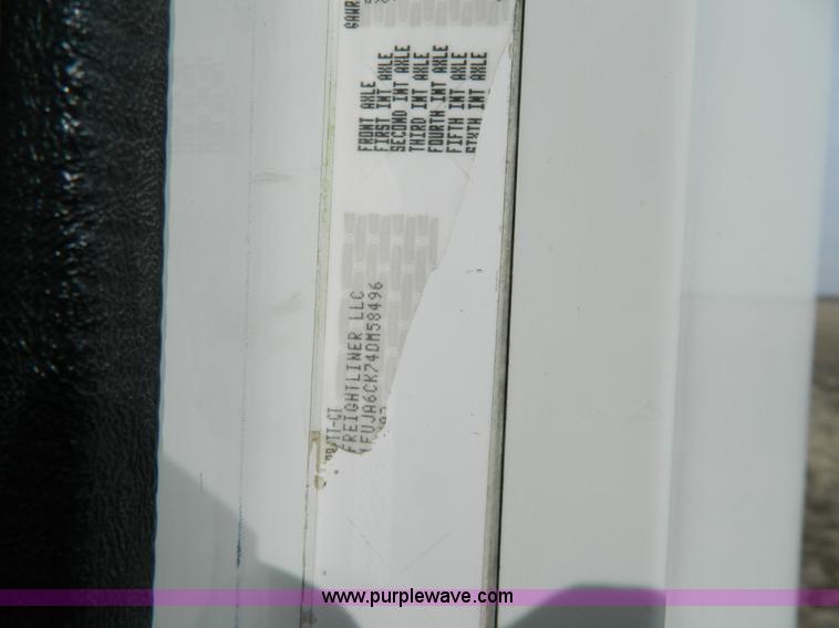 image for item H2259 2004 Freightliner Columbia semi truck