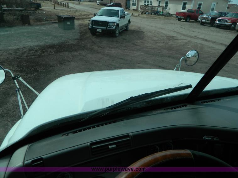 image for item H2259 2004 Freightliner Columbia semi truck