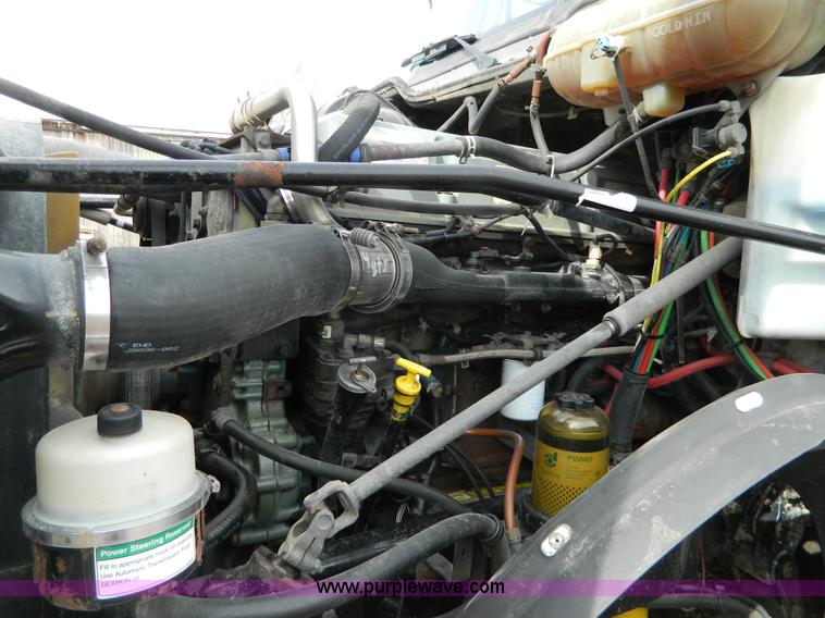 image for item H2259 2004 Freightliner Columbia semi truck