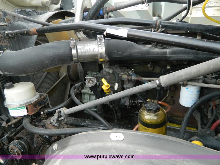 image for item H2259 2004 Freightliner Columbia semi truck