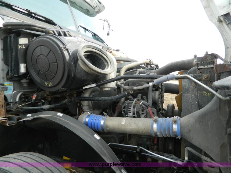 image for item H2259 2004 Freightliner Columbia semi truck