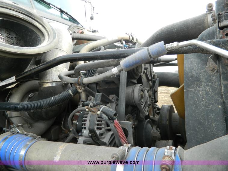 image for item H2259 2004 Freightliner Columbia semi truck