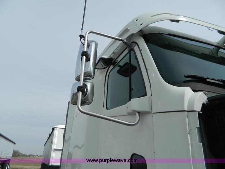 image for item H2259 2004 Freightliner Columbia semi truck