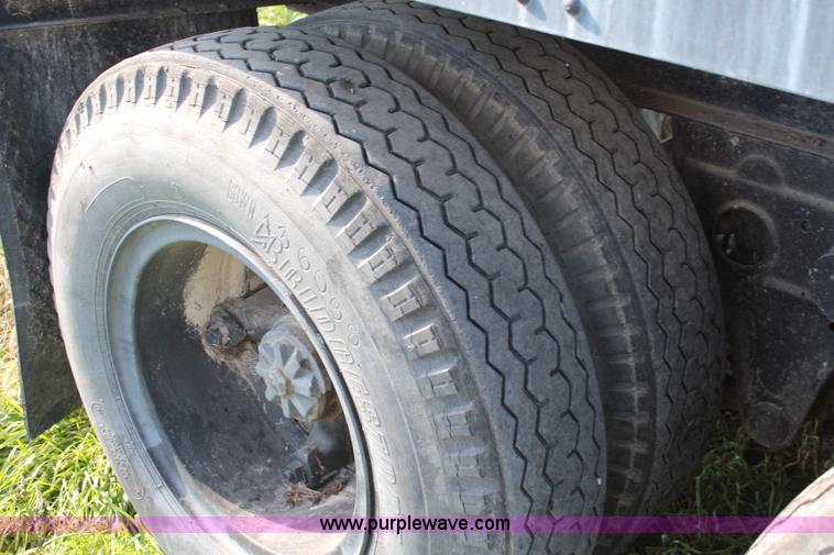 image for item I5919 1979 Fruehauf dry van trailer