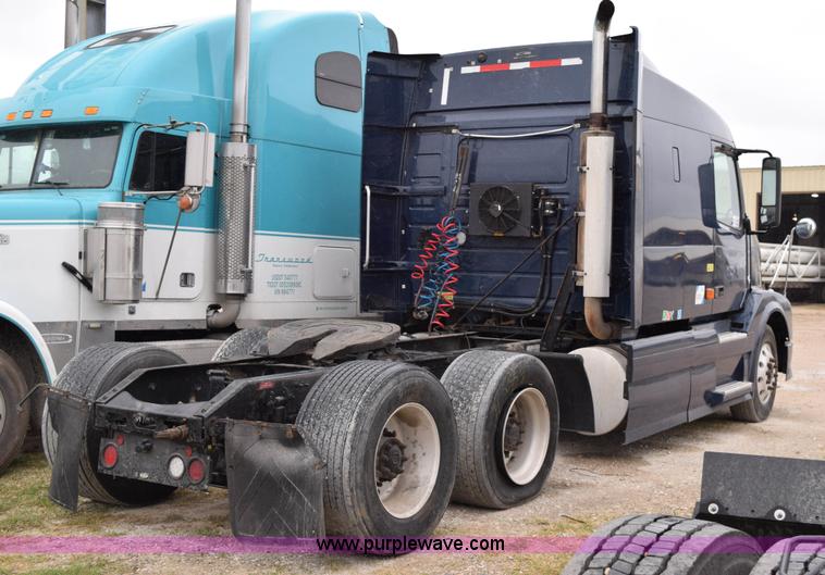 image for item K2313 2007 Volvo VNL 10th Anniversary Edition semi truck