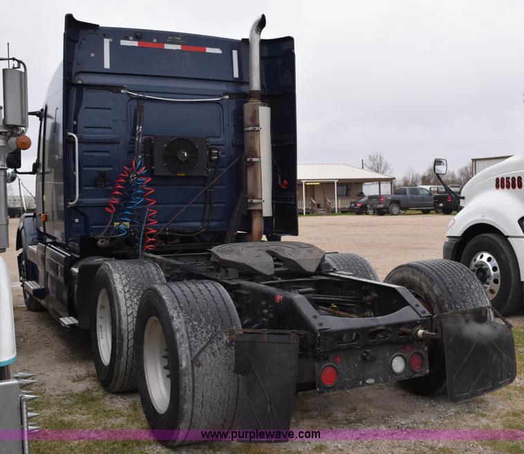 image for item K2313 2007 Volvo VNL 10th Anniversary Edition semi truck