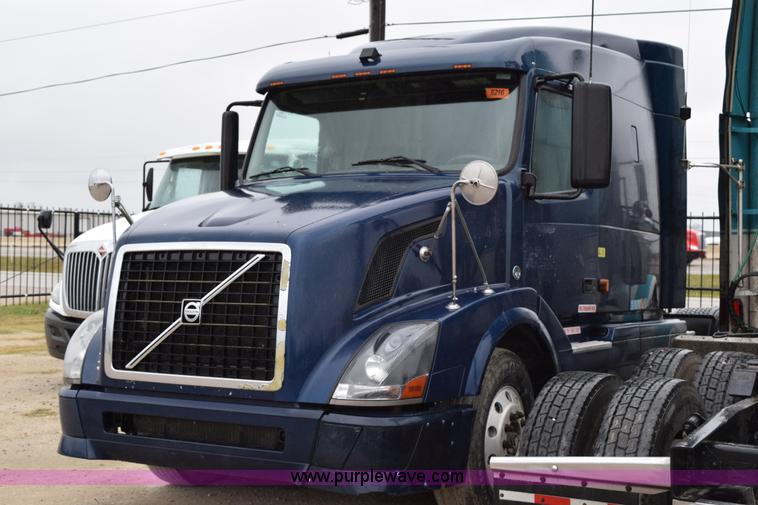 image for item K2313 2007 Volvo VNL 10th Anniversary Edition semi truck