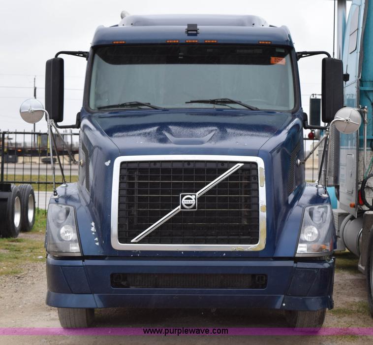 image for item K2313 2007 Volvo VNL 10th Anniversary Edition semi truck