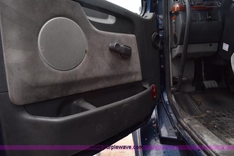 image for item K2313 2007 Volvo VNL 10th Anniversary Edition semi truck