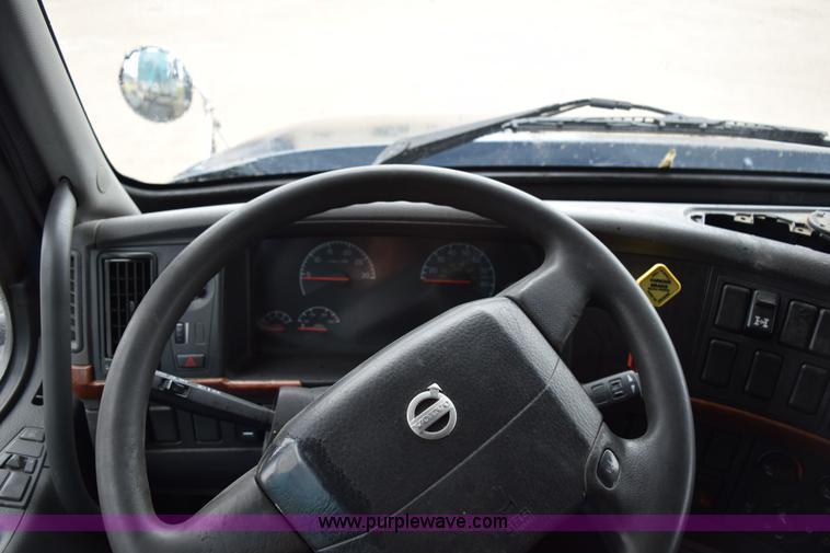 image for item K2313 2007 Volvo VNL 10th Anniversary Edition semi truck