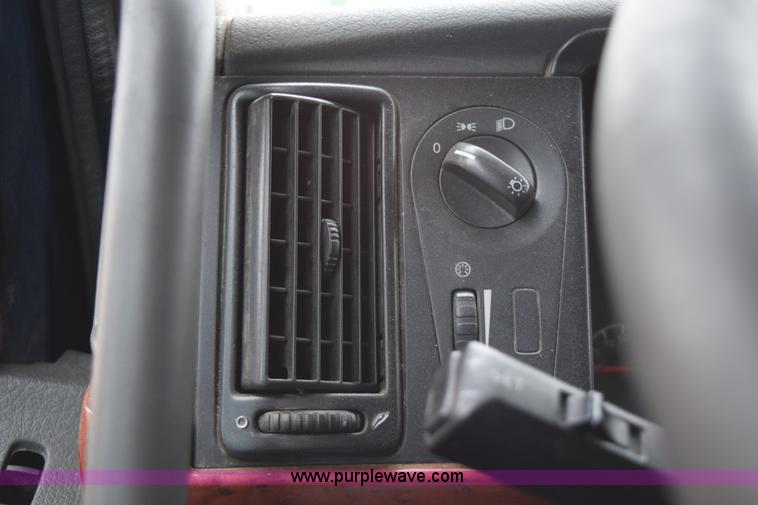 image for item K2313 2007 Volvo VNL 10th Anniversary Edition semi truck