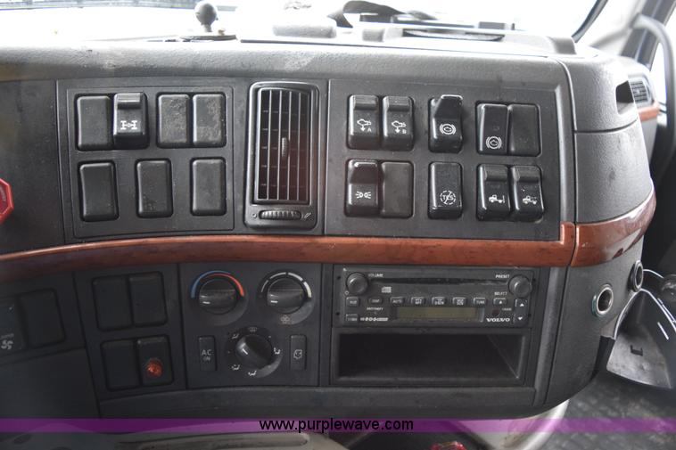 image for item K2313 2007 Volvo VNL 10th Anniversary Edition semi truck