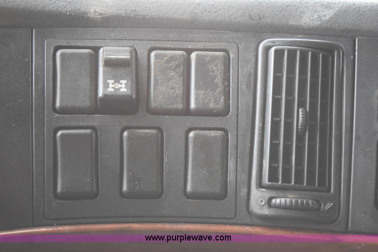 image for item K2313 2007 Volvo VNL 10th Anniversary Edition semi truck