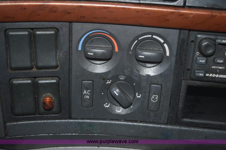 image for item K2313 2007 Volvo VNL 10th Anniversary Edition semi truck