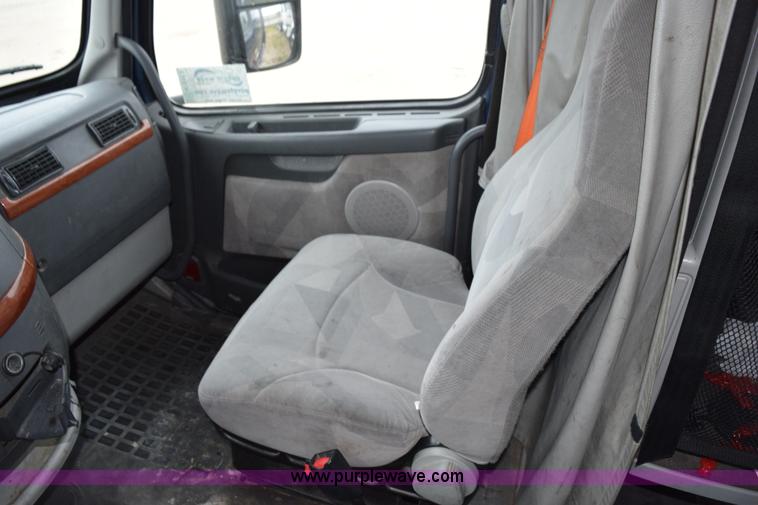 image for item K2313 2007 Volvo VNL 10th Anniversary Edition semi truck