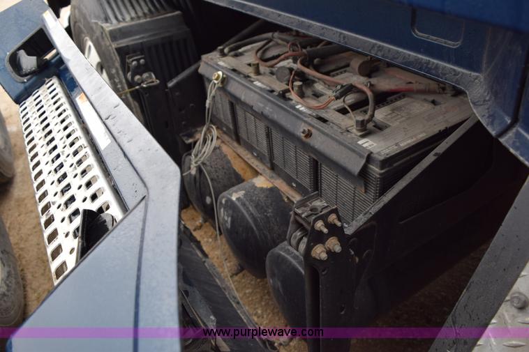 image for item K2313 2007 Volvo VNL 10th Anniversary Edition semi truck