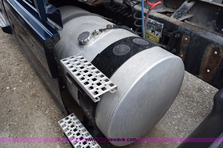 image for item K2313 2007 Volvo VNL 10th Anniversary Edition semi truck