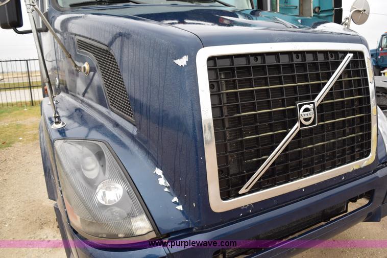 image for item K2313 2007 Volvo VNL 10th Anniversary Edition semi truck