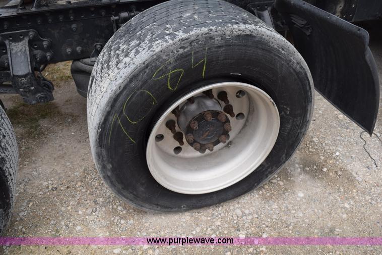 image for item K2313 2007 Volvo VNL 10th Anniversary Edition semi truck