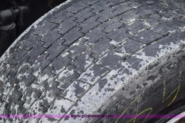 image for item K2313 2007 Volvo VNL 10th Anniversary Edition semi truck