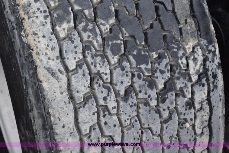 image for item K2313 2007 Volvo VNL 10th Anniversary Edition semi truck