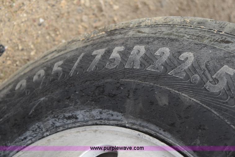 image for item K2313 2007 Volvo VNL 10th Anniversary Edition semi truck