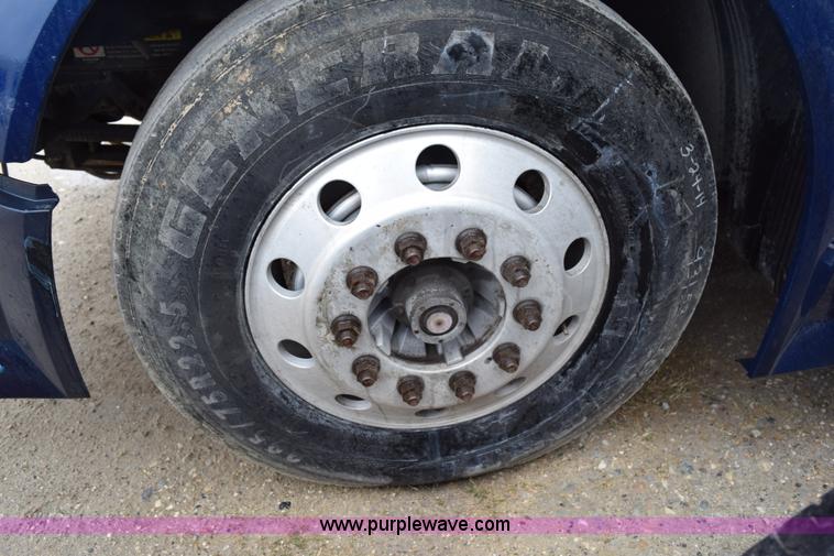 image for item K2313 2007 Volvo VNL 10th Anniversary Edition semi truck