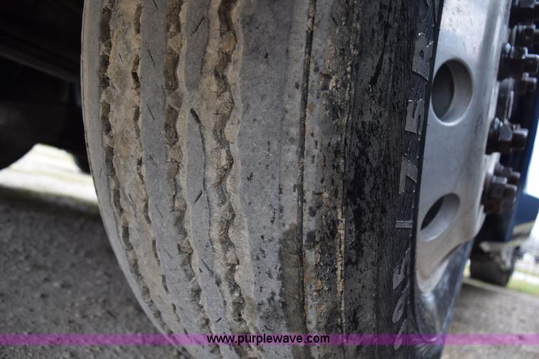 image for item K2313 2007 Volvo VNL 10th Anniversary Edition semi truck