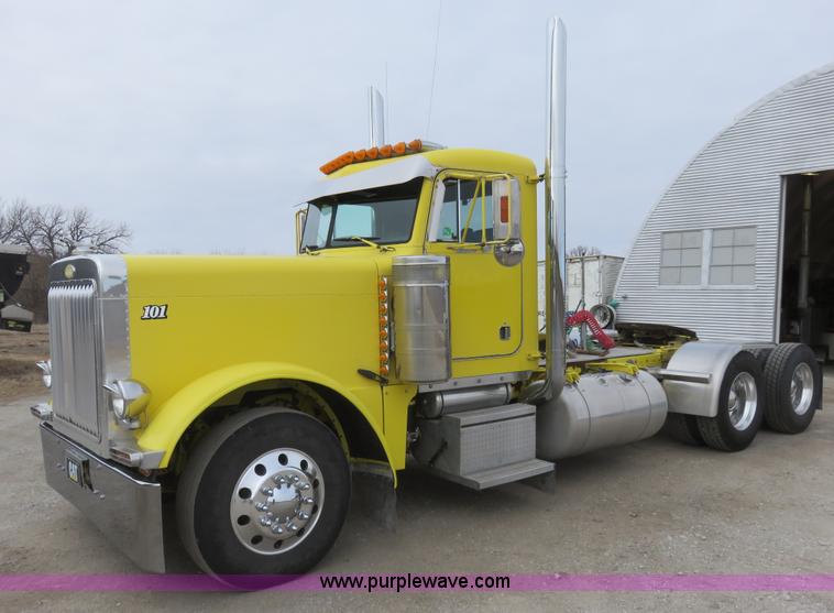 image for item K7095 2000 Peterbilt 379 semi truck