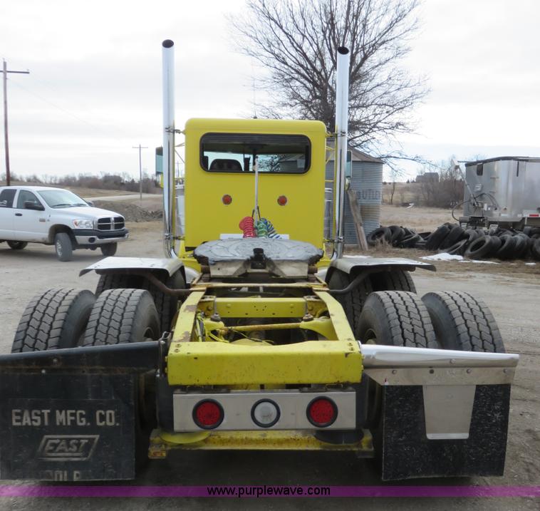 image for item K7095 2000 Peterbilt 379 semi truck