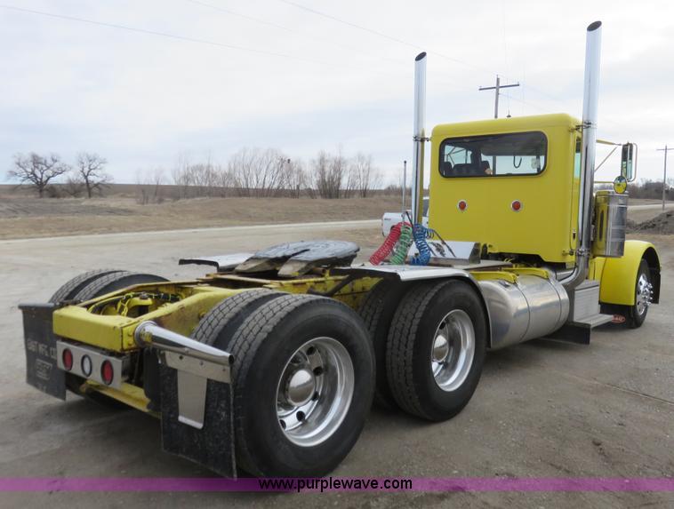 image for item K7095 2000 Peterbilt 379 semi truck