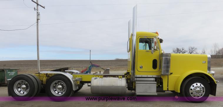 image for item K7095 2000 Peterbilt 379 semi truck