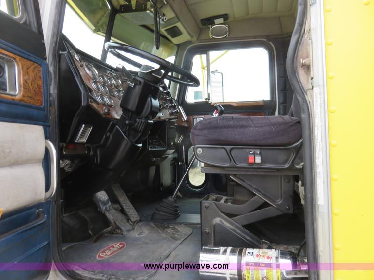 image for item K7095 2000 Peterbilt 379 semi truck