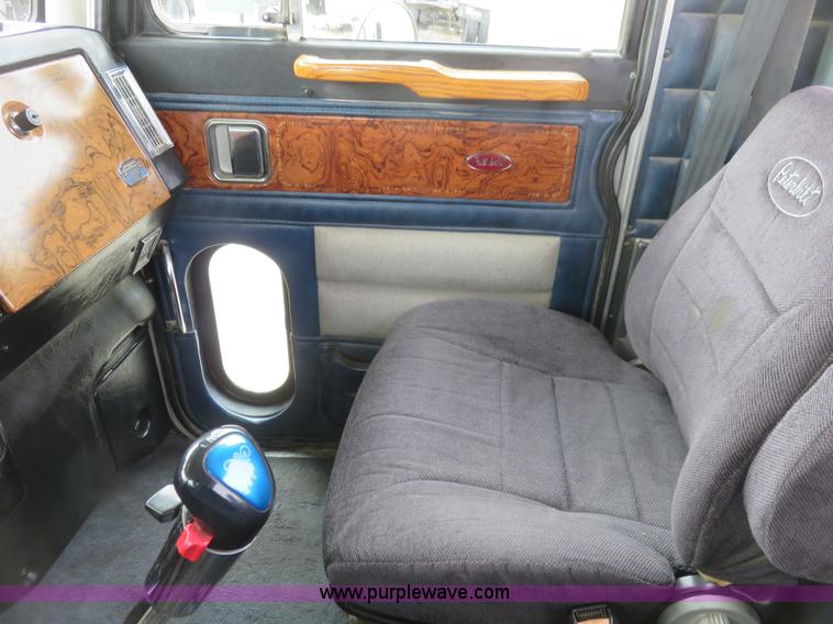 image for item K7095 2000 Peterbilt 379 semi truck