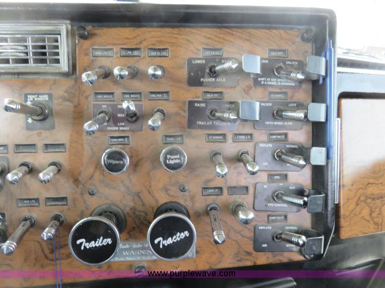 image for item K7095 2000 Peterbilt 379 semi truck