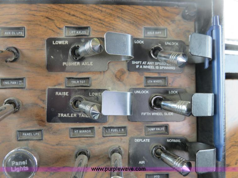 image for item K7095 2000 Peterbilt 379 semi truck