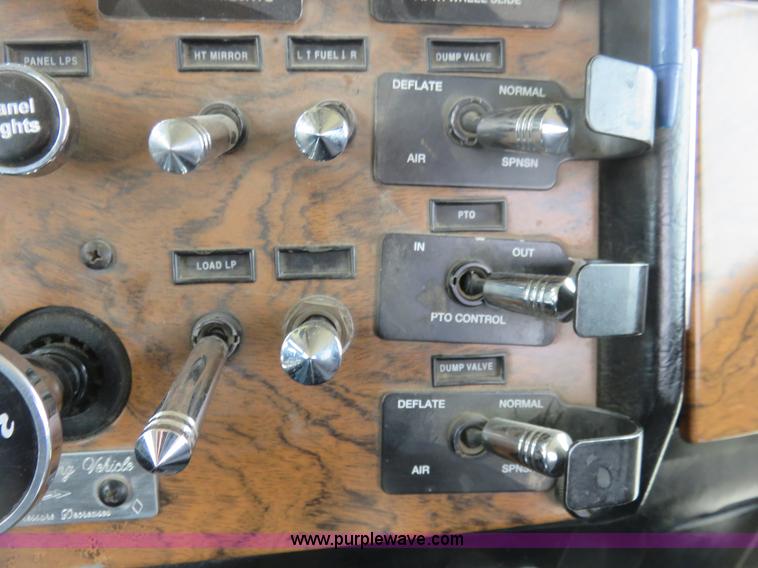 image for item K7095 2000 Peterbilt 379 semi truck