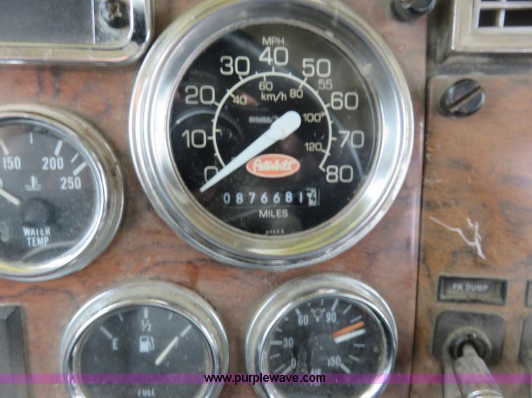 image for item K7095 2000 Peterbilt 379 semi truck