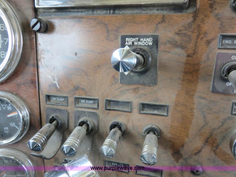 image for item K7095 2000 Peterbilt 379 semi truck