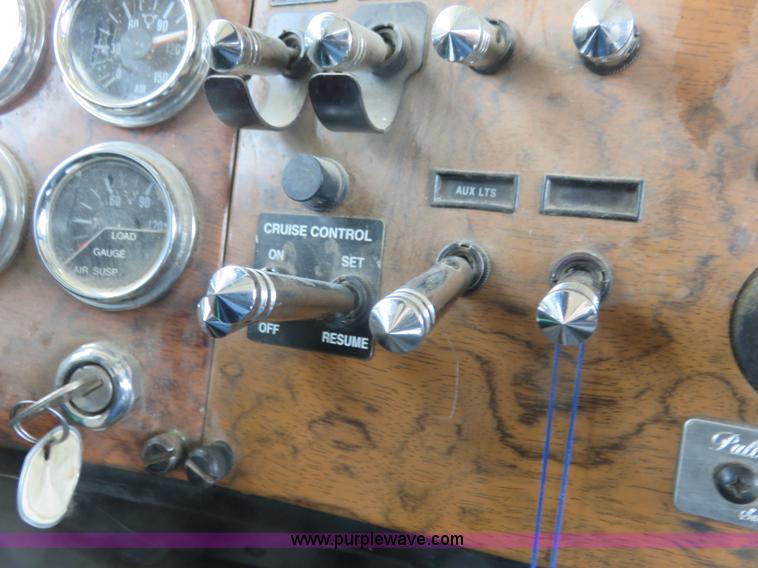 image for item K7095 2000 Peterbilt 379 semi truck