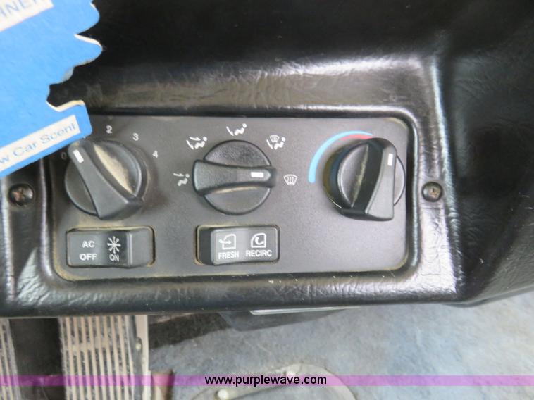 image for item K7095 2000 Peterbilt 379 semi truck