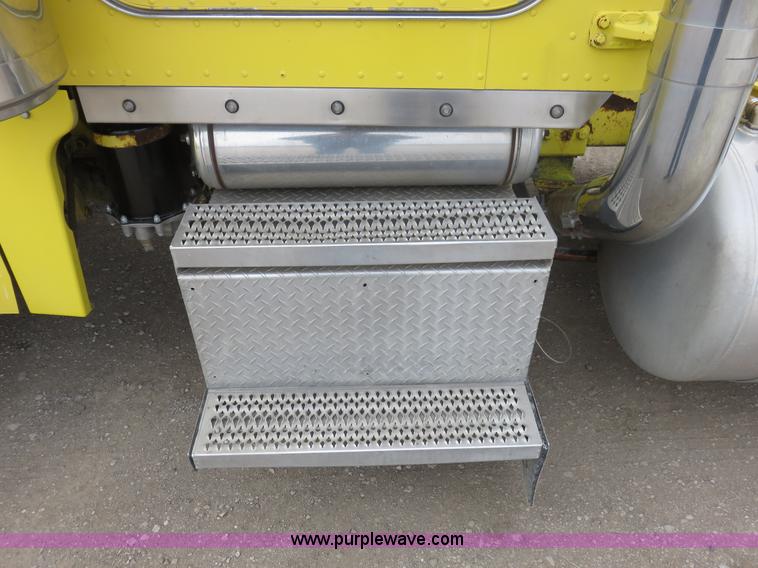 image for item K7095 2000 Peterbilt 379 semi truck