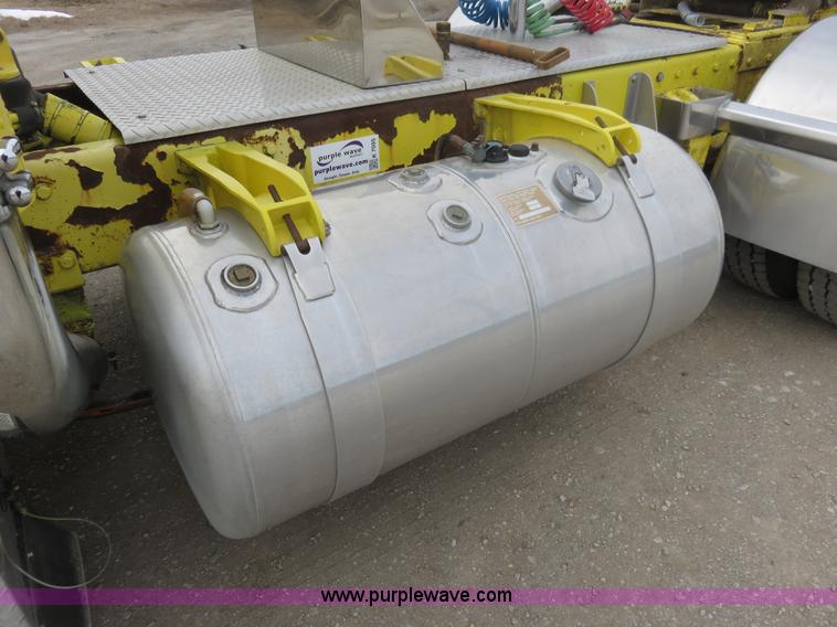 image for item K7095 2000 Peterbilt 379 semi truck