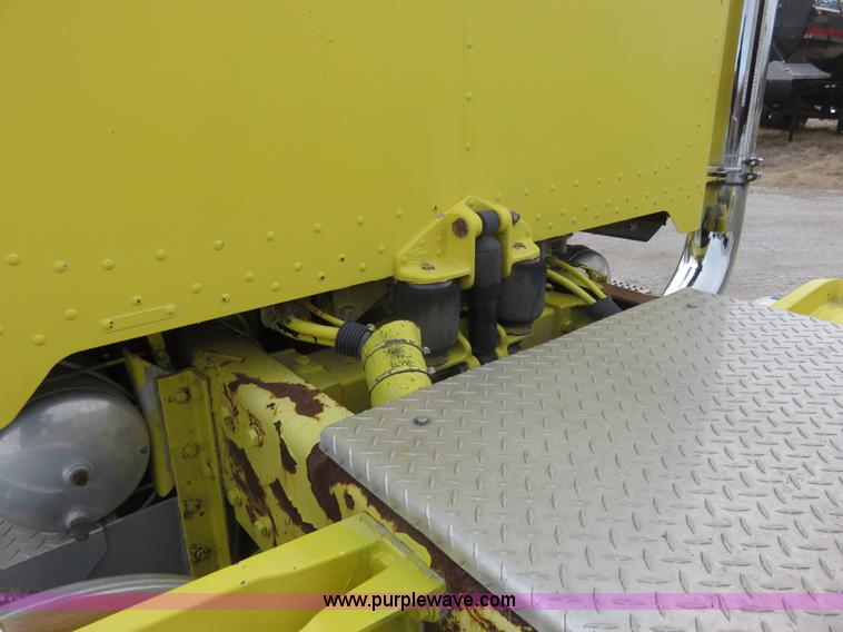 image for item K7095 2000 Peterbilt 379 semi truck