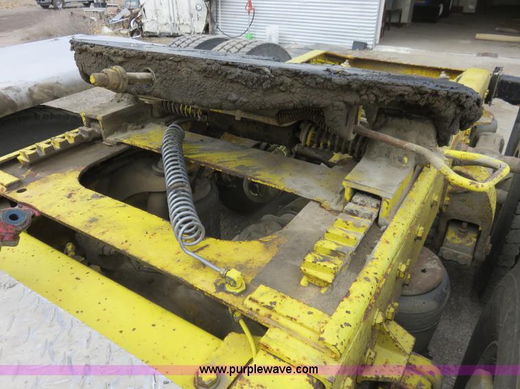 image for item K7095 2000 Peterbilt 379 semi truck